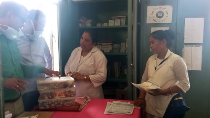 ये हैं एमजी अस्पताल के हाल !  दस्ताने तक नहीं पहन सकीं नर्सिंग ऑफिसर, बोलीं ये खराब हैं