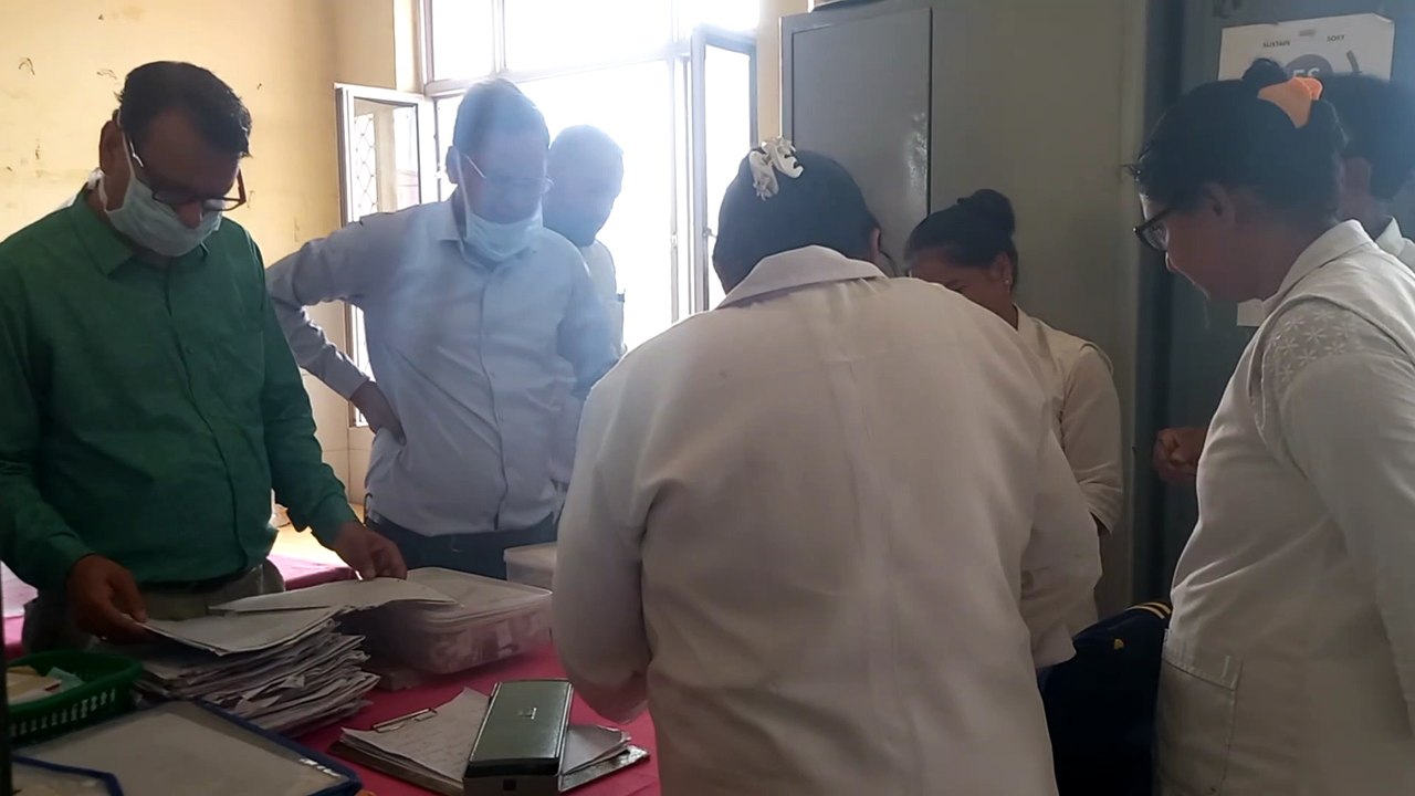 ये हैं एमजी अस्पताल के हाल !  दस्ताने तक नहीं पहन सकीं नर्सिंग ऑफिसर, बोलीं ये खराब हैं