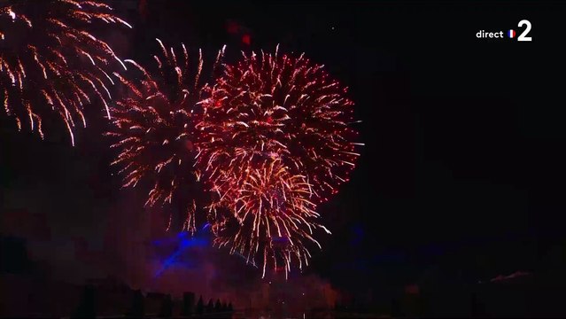 14 juillet - Mais c'était quoi ce feu d'artifice à Paris ? Un spectacle trop court, des musiques qui ne célèbrent pas la France, un final que l'on attend encore : Les internautes furieux !