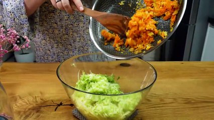 Basta ralar 1 abobrinha e 1 batata! Eu nunca cozinhei um delicioso.  wander