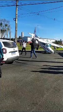 Avião de pequeno porte cai em cidade do Paraná