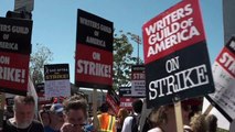 Atores protestam em meio à greve em Hollywood