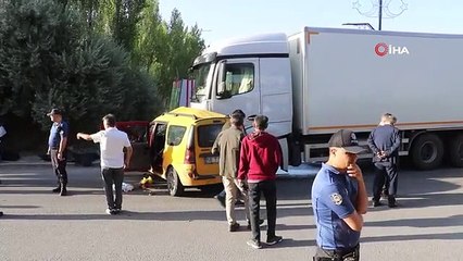 Kamyon çarptığı ticari taksiyi sürükledi: 4 ölü