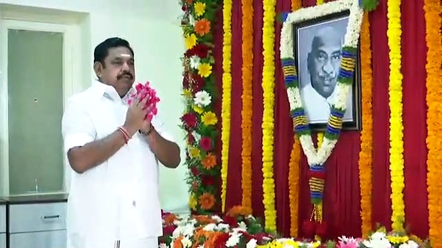 முன்னாள் முதல்வர் காமராஜரின் உருவ படத்திற்கு மலர் தூவி மரியாதை செலுத்திய எடப்பாடி பழனிசாமி