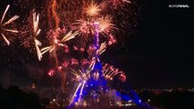 شاهد: الألعاب النارية تلون سماء باريس احتفالاً بالعيد الوطني الفرنسي