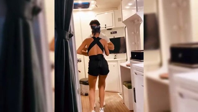 Demet Özdemir ve Şükrü Özyıldız karavanda dans etti