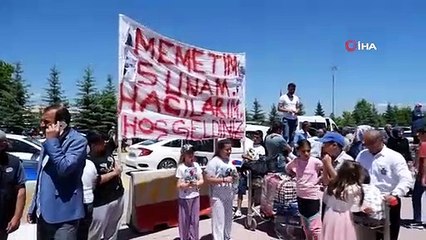 Hacılara pankartlı karşılama