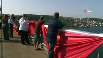 Darbenin 7'nci yılında dev Türk bayrağı 15 Temmuz Şehitler Köprüsü'ne asıldı