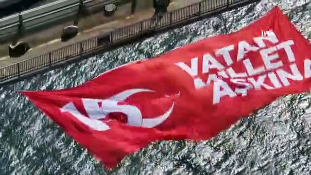 Darbenin 7'nci yılında dev Türk bayrağı 15 Temmuz Şehitler Köprüsü'ne asıldı