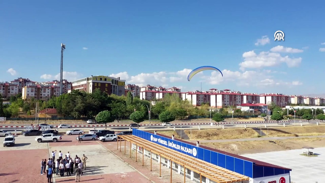 Vanlı paramotorcu baba-oğul 15 Temmuz şehitleri anısına havalandı