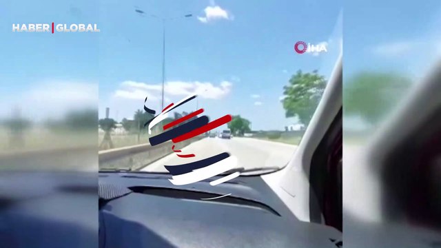 Şarkı dinlediği esnada kaza geliyorum dedi, dalgın sürücünün kaza anı kameraya böyle yansıdı