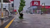 Japonya’nın Akita eyaletinde rekor yağış! Nehirler taştı, yerleşim yerleri sular altında kaldı