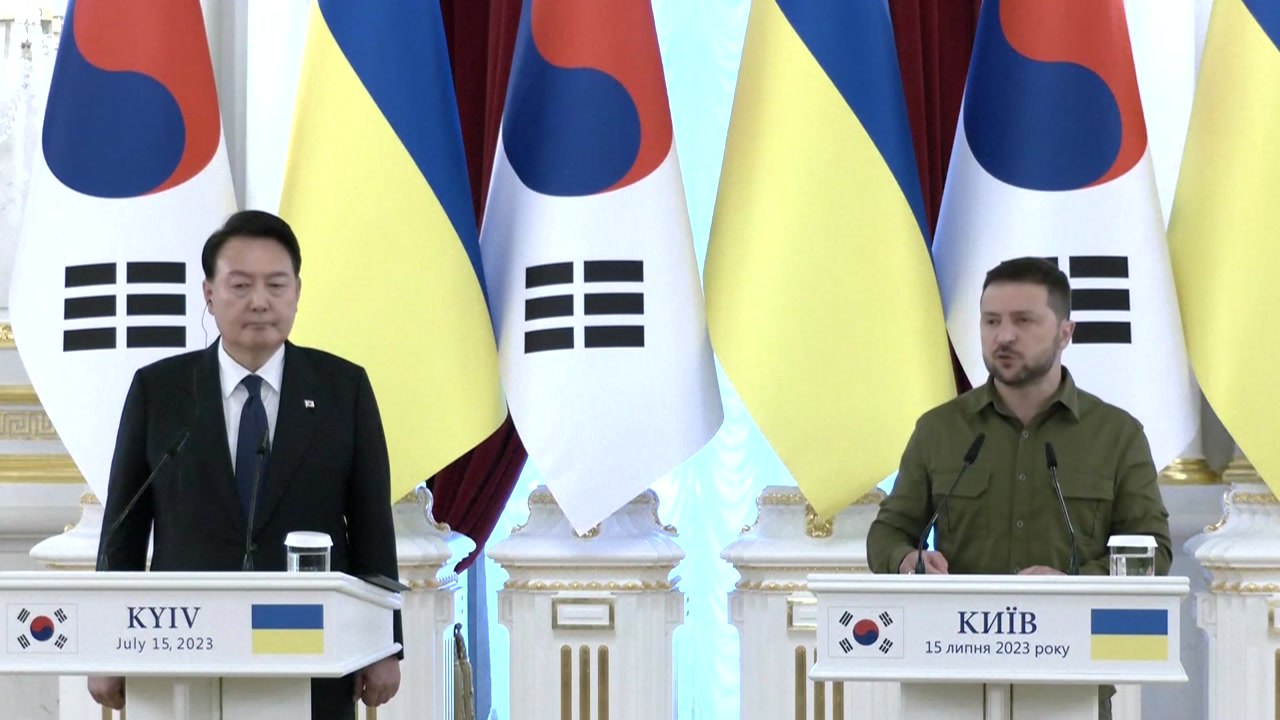 [현장영상+] 尹-젤렌스키 공동 기자회견...추가 지원·재건 협력 논의 / YTN