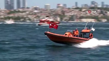 La police côtière a organisé une manifestation dans le Bosphore pour les martyrs et les vétérans