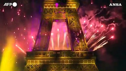 Скачать видео: Francia, grandi festeggiamenti per il 14 luglio: fuochi d'artificio sulla Tour Eiffel