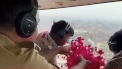 गाजियाबाद पुलिस कमिश्नर ने हेलीकॉप्टर से की कांवड़ियों पर पुष्पवर्षा