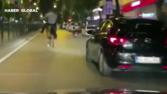 Caddede atıyla dörtnala! Trafikte görenleri şaşkına çeviren anlar