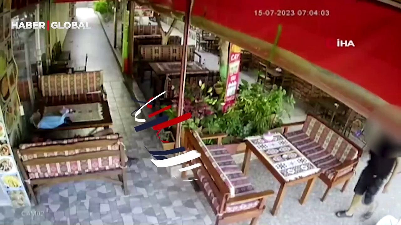 Bisikleti ile üç gün yol giden genç kafede dinlenirken telefonunu çaldırdı, hırsızlık anı kamerada