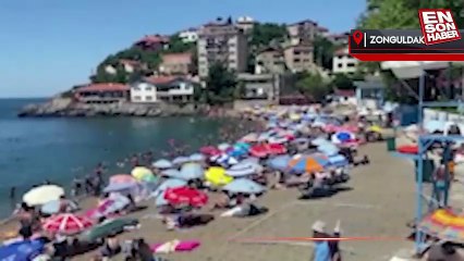 Zonguldak'ta yüzlerce kişi halk plajına akın etti