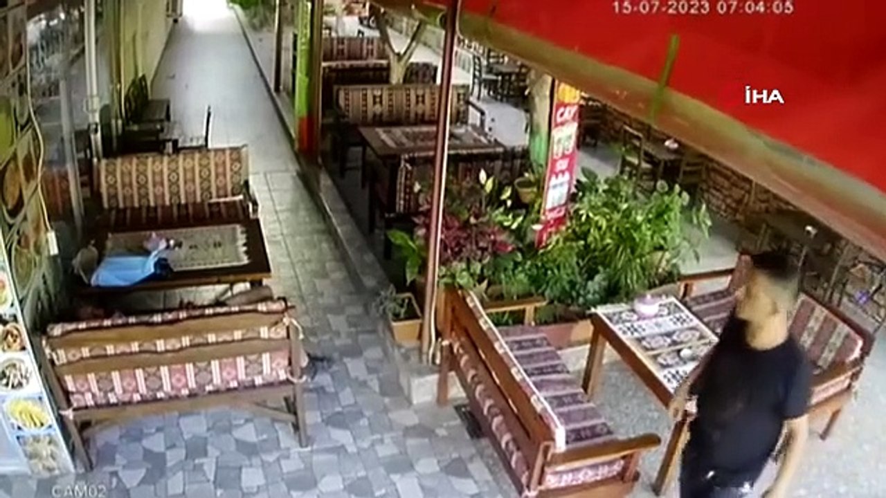 Bisikleti ile üç gün yol giden genç dinlenirken telefonunu çaldırdı... Hırsızlık anı kamerada