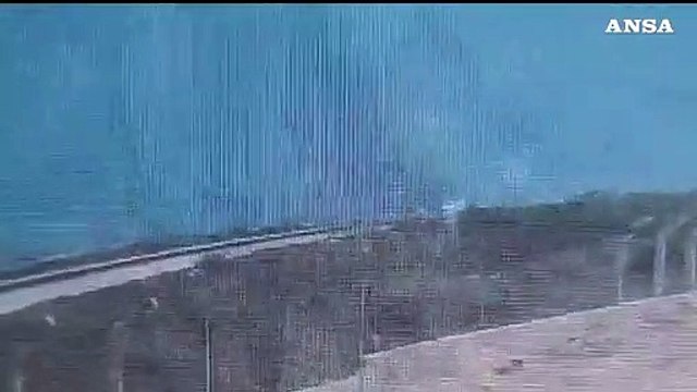 Aereo esce di pista durante l'atterraggio, l'incidente all'aeroporto di Mogadiscio