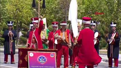 Le vice-président Cevdet Yılmaz dépose une gerbe au monument du 15 juillet