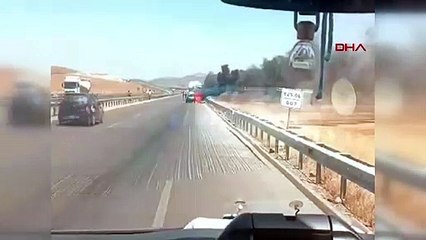 La voiture sur la route a brûlé à Gaziantep