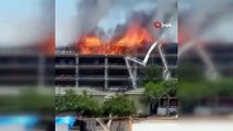 Les moules de la construction de l'hôtel ont brûlé dans les flammes, l'hélicoptère est entré en jeu