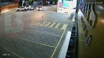 Suspeitos fecham carro, provocam batida e sequestram mulher em Vilas do Atlântico