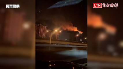 新北市三重建案頂樓失火   近百名消防員灌救中(民眾提供)