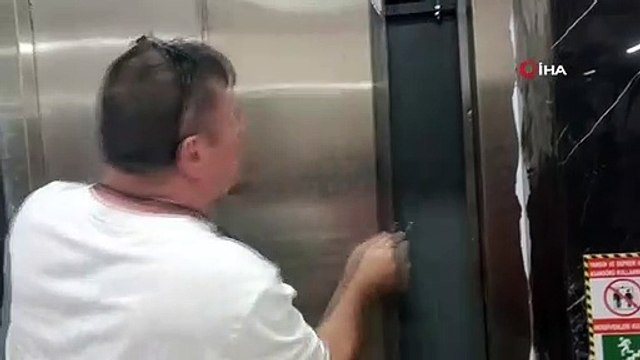 Temizlik yapan 3 genç asansörde mahsur kaldı