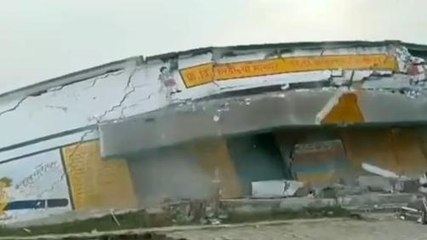 ताश के पत्तों की तरह ढह गई स्कूल की इमारत, कैमरे में कैद खौफ़नाक मंज़र