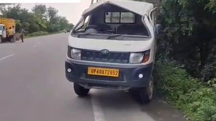 बहराइच: मोटरसाइकिल सवार को बचाने के चक्कर में खाई में पलटी गैस लदी गाड़ी