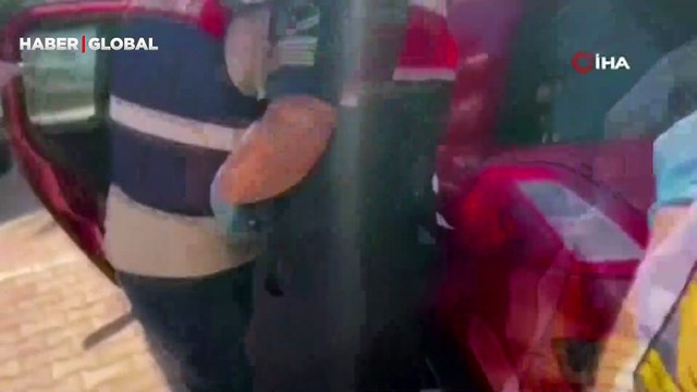 Antalya'da bir araçta jandarma tarafından yapılan aramada 'Kırılacak' uyarısı bulunan koliden çıkanlar şoke etti!