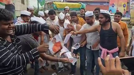 पटवारी चयन परीक्षा में हुए घोटाले को लेकर कांग्रेस कार्यकर्ताओं ने प्रदर्शन