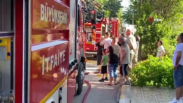 İtfaiye yangını söndürürken mahalleli olup biteni izledi