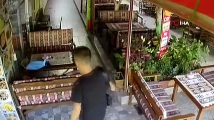 Bisikleti ile üç gün yol giden genç dinlenirken telefonunu çaldırdı, hırsızlık anı kamerada