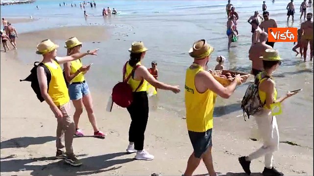 Tintarella Day, ecco il blitz frutta anti-afa di Coldiretti in spiaggia