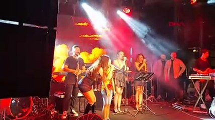 Simge Sağın'a sahnede saçlarını Icardi gibi sarıya boyayan minik hayranı eşlik etti