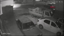 Elazığ'da Kamyonetten Hırsızlık Anı Güvenlik Kamerasına Yansıdı