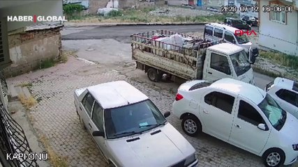 Sabah saatlerinde kaydedildi! Park halindeki kamyonetten hırsızlık kamerada