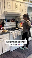 Hondureño enseña a su esposa estadounidense hacer tortillas