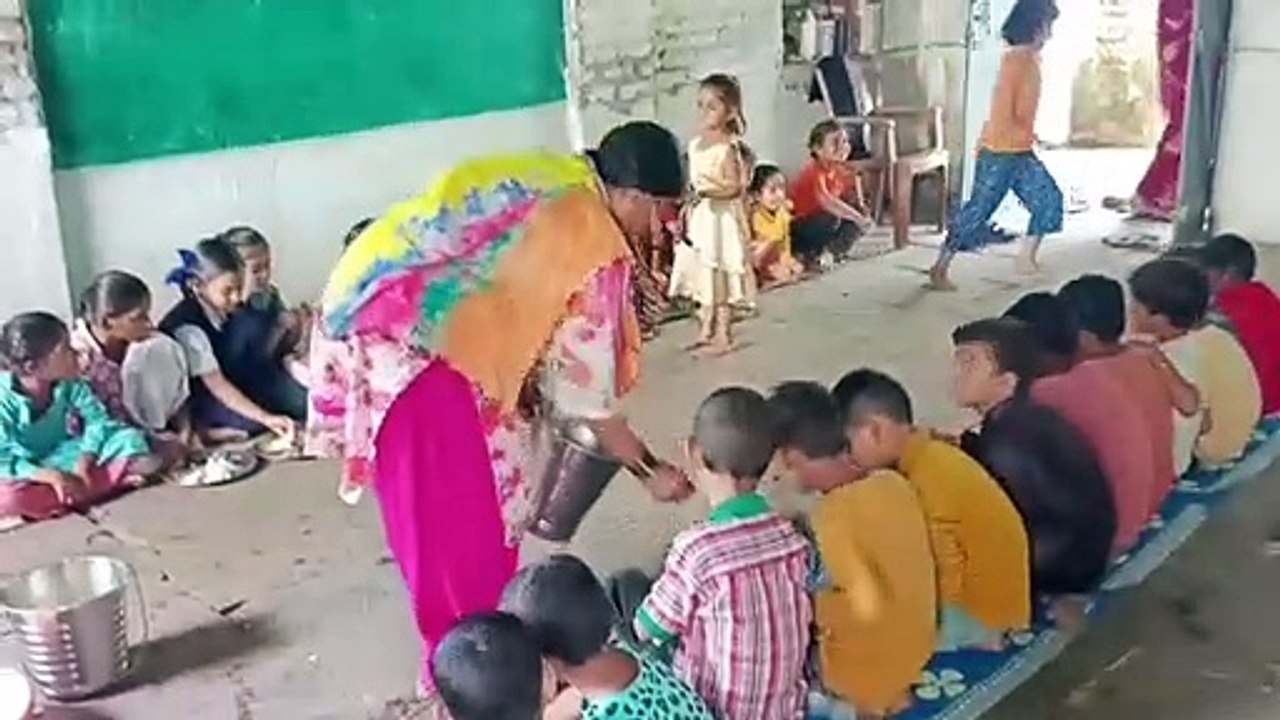 mid day meal : पुलाव से वेजिटेबल गायब, कढ़ी-पकौड़ा की जगह दे रहे दाल-चावल
