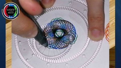 DIBUJANDO un mandala tricolor usando un espirógrafo. DRAWING a tricolor mandala using a spirograph.