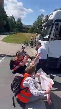 Attivisti clima bloccano traffico, travolti da un camion