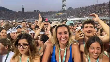 Il concerto dei Pinguini Tattici Nucleari a Firenze: tanta gente al Franchi / Video