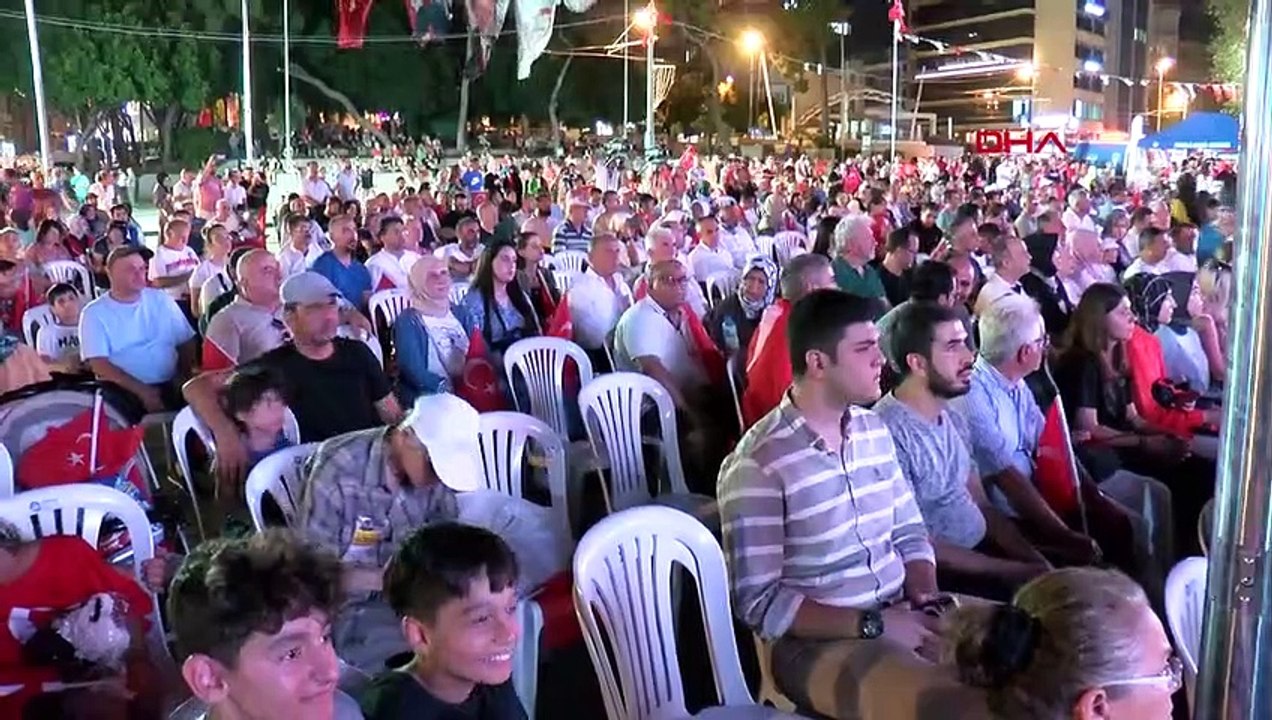 Aide aux personnes touchées par la chaleur lors du défilé commémoratif de la Journée de la démocratie et de l'unité nationale du 15 juillet à Antalya