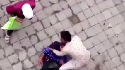 रेलवे ओवर ब्रिज से कूदी महिला, वीडियो वायरल