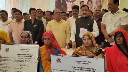 गृहमंत्री ने 28 परिवारों को बांटी 66 लाख की अनुग्रह राशि