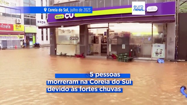Chuvas torrenciais matam dezenas de pessoas em cheias e deslizamentos de terra